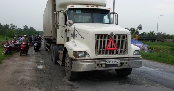 TP HCM: Xe container lấn làn đường, tông hai người thương vong