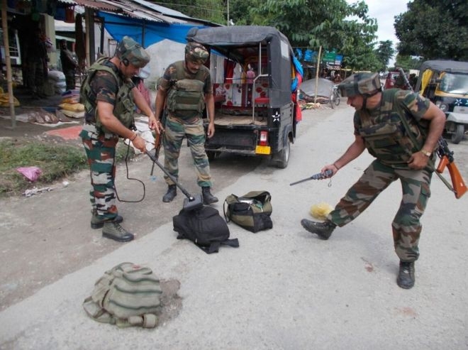 T&uacute;i đựng bom tự chế m&agrave; nh&oacute;m phiến qu&acirc;n bỏ lại sau khi cảnh s&aacute;t đến chi viện. (Ảnh: Indian Army)