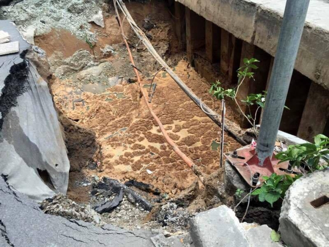 Hố tử thần sụt l&uacute;n đ&atilde; th&ecirc;m nghi&ecirc;m trọng hơn.