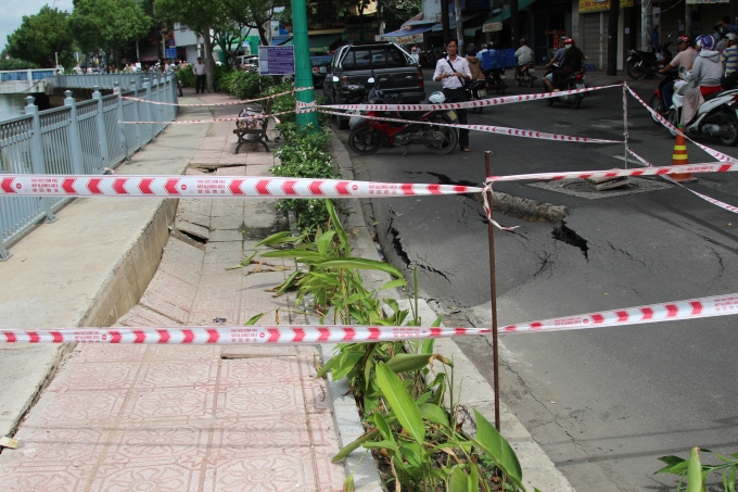 Hố tử thần l&uacute;c mới sụt l&uacute;n v&agrave;o ng&agrave;y 4/8.