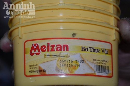 Lực lượng Cảnh s&aacute;t m&ocirc;i trường CATP Quảng Ng&atilde;i đ&atilde; bắt quả tang cơ sở n&agrave;y đang đ&oacute;ng g&oacute;i chuẩn bị chuyển đi ti&ecirc;u thụ tr&ecirc;n 1 ngh&igrave;n ổ b&aacute;nh m&igrave; c&aacute;c loại được chế biến từ bơ v&agrave; ch&agrave; b&ocirc;ng đ&atilde; qu&aacute; hạn sử dụng, thậm ch&iacute; c&ograve;n kh&ocirc;ng r&otilde; nguồn gốc xuất xứ.