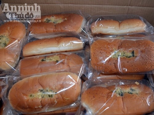 Cận cảnh cơ sở sản xuất b&aacute;nh kh&ocirc;ng ph&eacute;p, sử dụng nguy&ecirc;n liệu qu&aacute; hạn