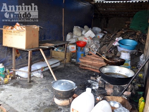 Tại thời điểm bắt quả tang, cơ sở sản xuất b&aacute;nh m&igrave; n&agrave;y rất mất vệ sinh, dụng cụ d&ugrave;ng để chế biến rất bẩn. Đ&aacute;ng n&oacute;i, quy tr&igrave;nh sản xuất b&aacute;nh đều l&agrave;m bằng tay, kh&ocirc;ng trang bị bao tay, nguy cơ nhiễm khuẩn rất cao.