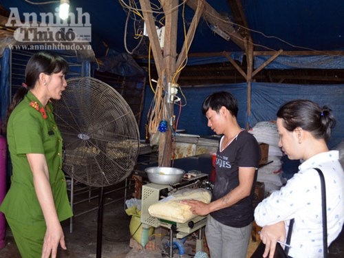 Qua kiểm tra, cơ sở n&agrave;y kh&ocirc;ng c&oacute; giấy ph&eacute;p kinh doanh hoạt động nghề sản xuất b&aacute;nh m&igrave;, kh&ocirc;ng c&oacute; giấy x&aacute;c nhận đủ điều kiện về vệ sinh an to&agrave;n thực phẩm do cơ quan chức năng cấp.