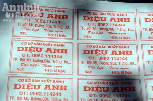 V&igrave; kh&ocirc;ng c&oacute; giấy ph&eacute;p n&ecirc;n nh&atilde;n m&aacute;c tr&ecirc;n c&aacute;c b&igrave; đựng b&aacute;nh chỉ ghi l&agrave; cơ sở sản xuất Diệu Anh, c&ograve;n địa chỉ ở đ&acirc;u th&igrave; kh&ocirc;ng ghi. Hạn sử dụng, chủ cơ sở t&ugrave;y tiện ghi l&agrave; 15 ng&agrave;y chứ kh&ocirc;ng dựa theo ti&ecirc;u ch&iacute;, quy định n&agrave;o.
