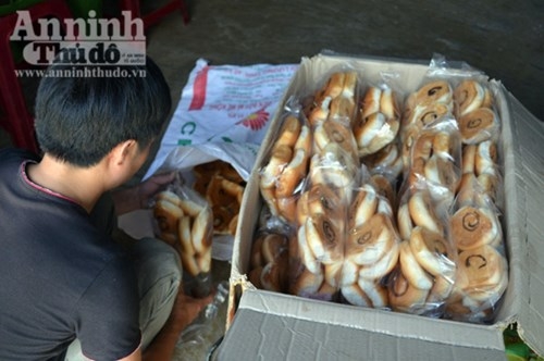 L&eacute;n l&uacute;t hoạt động kh&ocirc;ng ph&eacute;p, kh&ocirc;ng đảm bảo vệ sinh an to&agrave;n thực phẩm, mỗi ng&agrave;y cung cấp ra thị trường tr&ecirc;n 1 ngh&igrave;n ổ b&aacute;nh m&igrave; đều l&agrave;m từ những nguy&ecirc;n liệu đ&atilde; hết hạn sử dụng. Với c&aacute;ch l&agrave;m n&agrave;y, cơ sở Diệu Anh đ&atilde; hoạt động từ năm 2013 đến nay. Cơ quan chức năng buộc chủ cơ sở phải ti&ecirc;u hủy số sản phẩm qu&aacute; hạn sử dụng chuẩn bị chuyển đi ti&ecirc;u thụ.