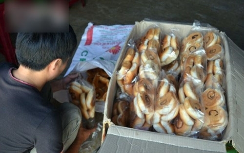Cận cảnh cơ sở sản xuất bánh không phép, sử dụng nguyên liệu quá hạn