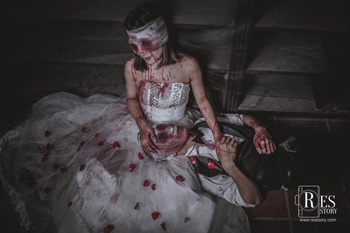 Với mong muốn tạo ra một bộ ảnh cưới kh&ocirc;ng giống ai, cặp đ&ocirc;i chịu chơi n&agrave;y đ&atilde; l&ecirc;n &yacute; tưởng độc đ&aacute;o dến khủng khiếp.