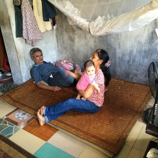 Cuộc sống kh&oacute; khăn của 1 trong hơn 200 hộ d&acirc;n sinh sống tại khu tập thể 3 tầng đang bị ch&iacute;nh quyền địa phương cưỡng chế bằng h&igrave;nh thức cắt điện, nước.