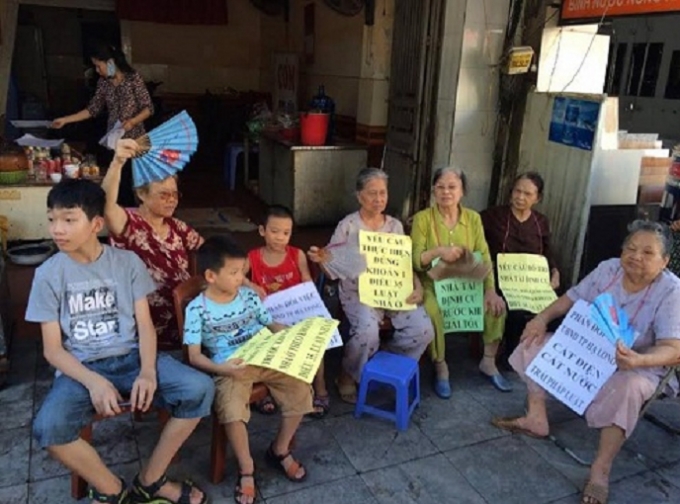 C&aacute;c hộ d&acirc;n phản đối việc cắt điện, nước của ch&iacute;nh quyền địa phương.