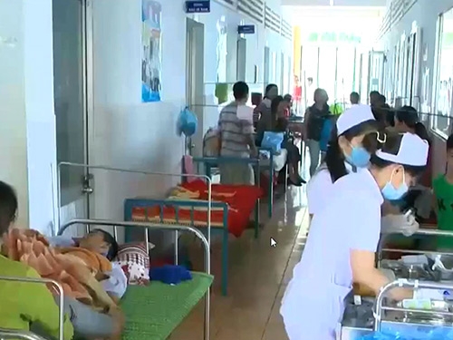 Người bệnh phải ra h&agrave;nh lang nằm v&igrave; qu&aacute; tải.