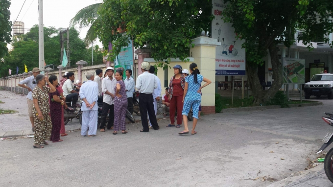 Người th&acirc;n nạn nh&acirc;n k&eacute;o đến Bệnh viện y&ecirc;u cầu l&agrave;m r&otilde; c&aacute;i chết của chị Ch.