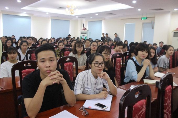 Gần 300 th&iacute; sinh v&agrave; phụ huynh tham dự buổi hội thảo
