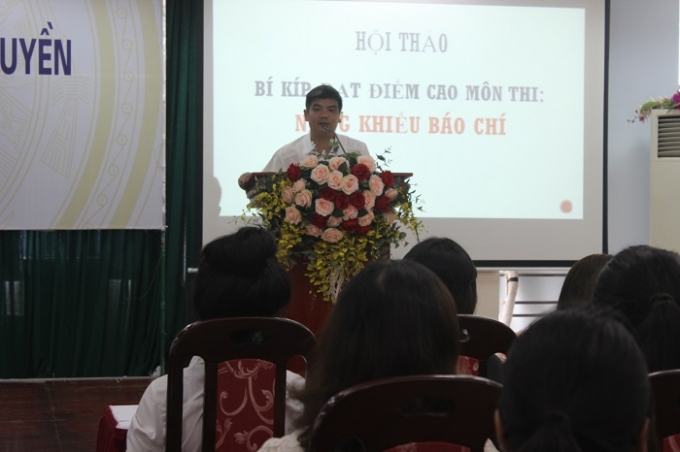 PGS.TS H&agrave; Huy Phượng -&nbsp; Ph&oacute; Trưởng khoa B&aacute;o ch&iacute; giao lưu v&agrave; giải đ&aacute;p thắc mắc của th&iacute; sinh, phụ huynh. Ảnh: Nguyễn Thơm.