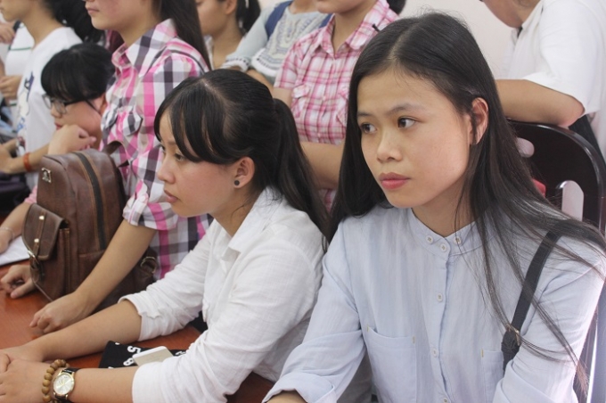 Bạn Văn Thị Huyền (Thanh Ho&aacute;) lo lắng trước kỳ thi Năng khiếu B&aacute;o ch&iacute;. Ảnh: Nguyễn Thơm.