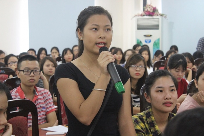 C&aacute;c th&iacute; sinh ở c&aacute;c v&ugrave;ng qu&ecirc; gửi những thắc mắc đến giảng vi&ecirc;n trong buổi hội thảo với mong muốn giải đ&aacute;p chi tiết về kỳ thi Năng khiếu B&aacute;o ch&iacute;. Ảnh: Nguyễn Thơm.