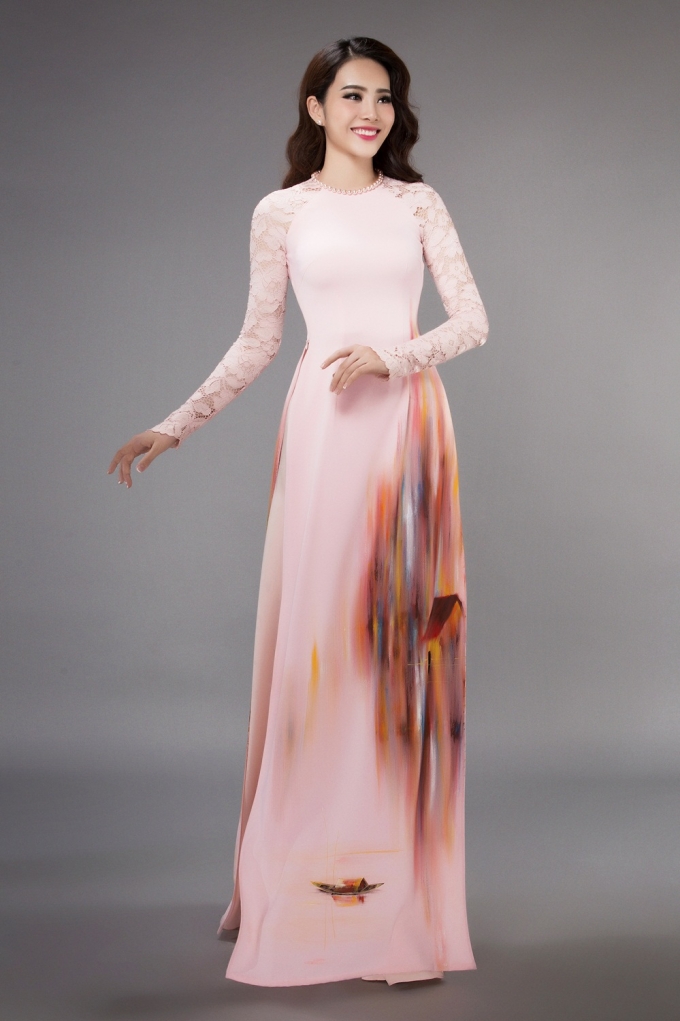 Bộ trang phục m&agrave;u hồng nhạt&nbsp;được điểm xuyến bằng h&igrave;nh ảnh v&ugrave;ng miền qu&ecirc; s&ocirc;ng nước hiền h&ograve;a, &ecirc;m đềm của Nam Em.