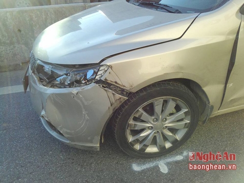 Xe con bị t&ocirc;ng m&oacute;p đầu v&agrave; b&ecirc;n h&ocirc;ng xe