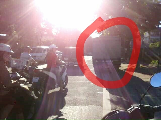 Sau vụ tai nạn chiếc xe tải đ&atilde; dừng lại b&ecirc;n đường.