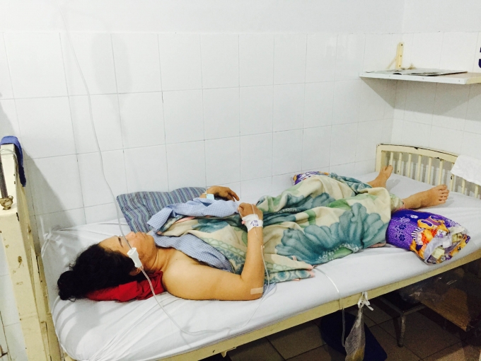Chị Thu đang điều trị tại bệnh viện với vết thương ở bụng
