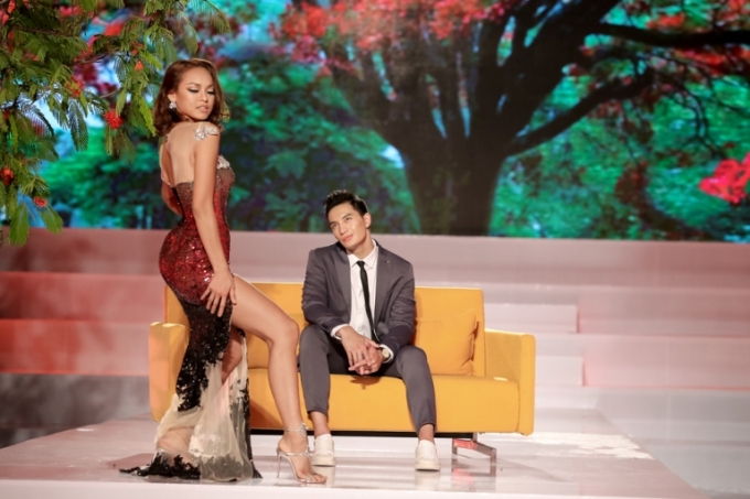 Mai Ng&ocirc; đang quyến rũ mỹ nam Nguyễn Văn Sơn bằng th&acirc;n h&igrave;nh n&oacute;ng bỏng v&agrave; những động t&aacute;c vũ đạo đi&ecirc;u luyện của m&igrave;nh.