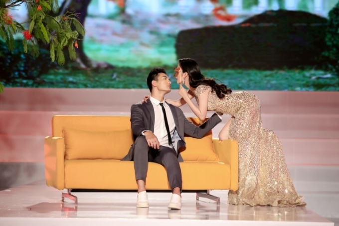 Ngọc Loan sử dụng chiếc mặt nạ thần b&iacute; để k&iacute;ch th&iacute;ch sự hiếu k&igrave; của ch&agrave;ng trai.