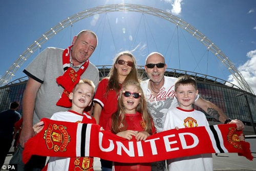 Cổ động vi&ecirc;n MU h&agrave;o hứng trướng trận đấu.