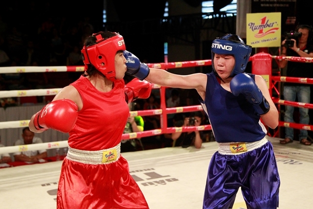 C&aacute;c tay đấm nữ cũng thể hiện sự quyết liệt trong từng trận đấu.