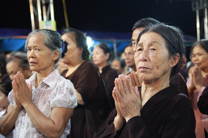 Đ&ecirc;m Đại Lễ đ&atilde; diễn ra c&aacute;c nghi thức t&acirc;m linh như Lễ tiếp linh, c&uacute;ng phật Đại Khoa, tụng kinh Cầu Si&ecirc;u, Lễ th&iacute; thực c&ocirc; hồn, Dược thực,&hellip;