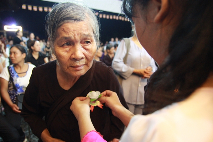 X&uacute;c động đ&ecirc;m Vu Lan, h&agrave;ng trăm phật tử thả đ&egrave;n cầu si&ecirc;u