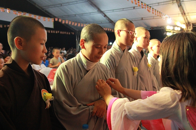 Ngo&agrave;i ra, c&aacute;c tăng ni v&agrave; phật tử tiến h&agrave;nh niệm phật cầu gia bị, d&acirc;ng c&uacute;ng d&agrave;ng chư Tăng, b&ocirc;ng hồng c&agrave;i &aacute;o v&agrave; thả đ&egrave;n hoa đăng cầu si&ecirc;u độ vong linh.&nbsp;