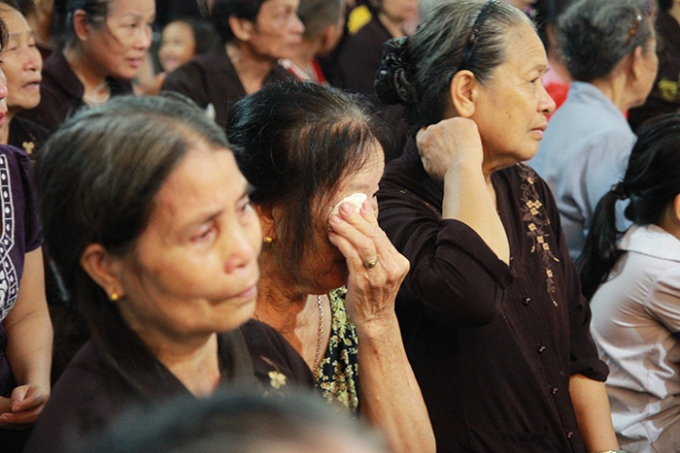 Đến tham gia buổi Đại Lễ từ 13h chiều, cụ L&ecirc; Thị Năm (70 tuổi, đến từ TP H&ograve;a B&igrave;nh) x&uacute;c động: &ldquo;Sống được từng n&agrave;y tuổi t&ocirc;i mừng lắm rồi, đến giờ ph&uacute;t n&agrave;y chỉ cầu mong cho con ch&aacute;u được vui vẻ, y&ecirc;u thương nhau th&ocirc;i,&hellip;&rdquo;.