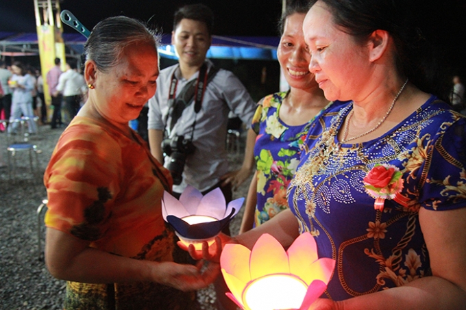 Nghi thức thả Đ&egrave;n Hoa Đăng nhằm thắp s&aacute;ng những gi&aacute; trị tinh thần, t&acirc;m linh, cầu nguyện cho quốc th&aacute;i d&acirc;n an, gia đ&igrave;nh an tọa.