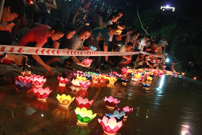 Ngo&agrave;i ra, việc thả Đ&egrave;n Hoa Đăng l&ecirc;n d&ograve;ng nước c&ograve;n được hiểu rằng, những vong nh&acirc;n đ&atilde; khuất sẽ theo những &aacute;nh s&aacute;ng ấm &aacute;p m&agrave; bỏ đi những oan khi&ecirc;n th&ugrave; hận, bước theo con đường giải tho&aacute;t khổ đau.