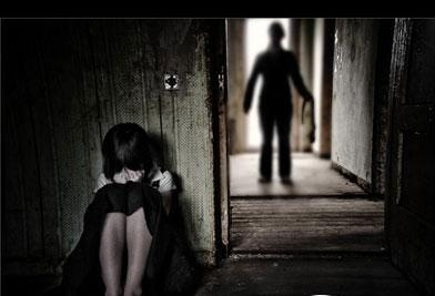 Nhờ bé gái vào nhà rửa bát, quét sân rồi khóa cửa dở trò dâm ô