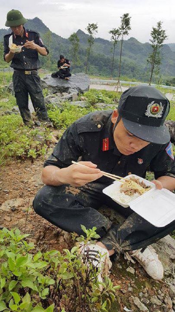 L&agrave;o Cai: H&igrave;nh ảnh CSCĐ, qu&acirc;n đội ngập trong b&ugrave;n, ăn mỳ t&ocirc;m sống khắc phục mưa lũ g&acirc;y b&atilde;o mạng