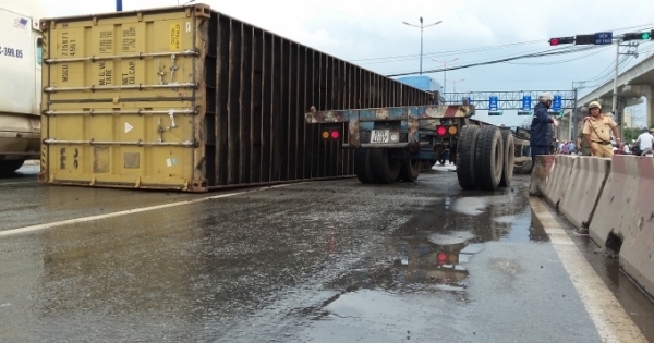 TP HCM: Một buổi chiều, hai vụ lật xe