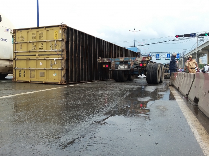 Th&ugrave;ng container lật khỏi rơ mooc tr&ecirc;n xe lộ H&agrave; Nội.