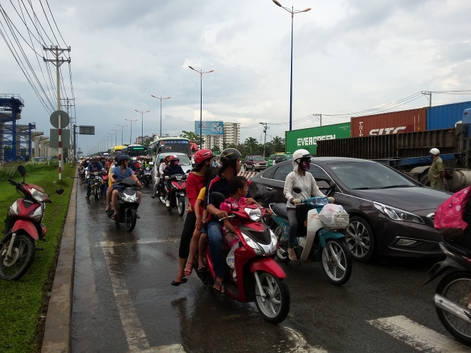 Giao th&ocirc;ng &ugrave;n ứ.