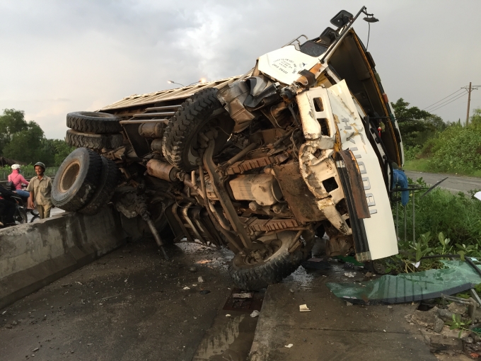 T&agrave;i xế nguy kịch trong xe ben lật tr&ecirc;n cầu Ph&uacute; Mỹ.