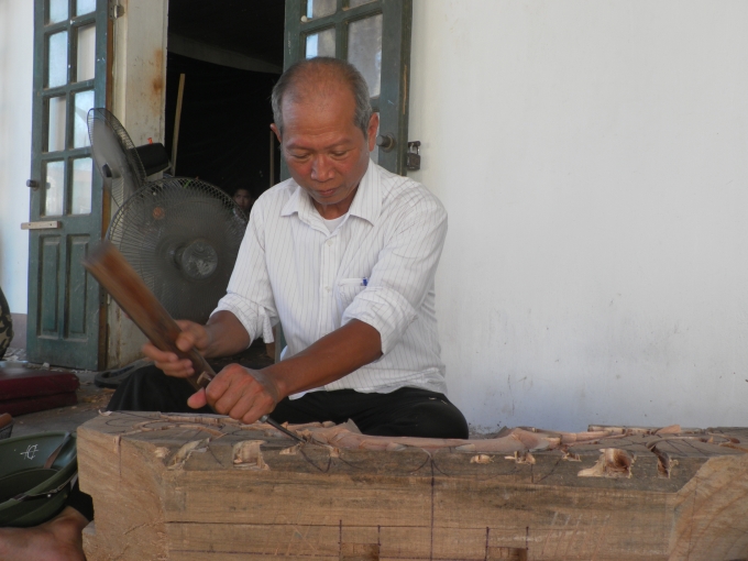 Doanh nh&acirc;n, nghệ nh&acirc;n Ph&ugrave;ng Văn D&iacute;ch, x&atilde; An Tường, huyện Vĩnh Tường (Vĩnh Ph&uacute;c) l&agrave; một trong những nghệ nh&acirc;n gạo cội của l&agrave;ng mộc B&iacute;ch Chu.