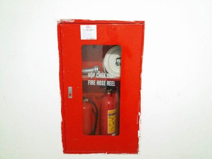 Hộp cứu hỏa được lắp đặt nhưng cạnh đ&oacute; kh&ocirc;ng c&oacute; ti&ecirc;u lệnh PCCC.