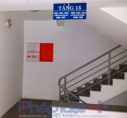Trong khi đ&oacute;, ti&ecirc;u lệnh PCCC lại nằm một g&oacute;c cạnh cầu thang bộ, &iacute;t người qua lại v&agrave; &nbsp;xa hộp cứu hỏa.