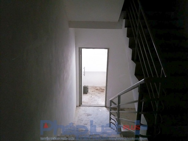 B&ecirc;n trong lối tho&aacute;t hiểm&nbsp;