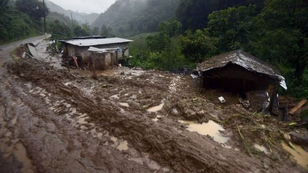 Một ngọn đồi ở gần th&agrave;nh phố Huauchinango bị sụp, khiến đất đ&aacute; v&agrave; b&ugrave;n đổ xuống một ng&ocirc;i l&agrave;ng ở gần đ&oacute;, l&agrave;m 11 người chết, trong đ&oacute; c&oacute; 8 trẻ em.&nbsp;Thị trưởng Gabriel Alvarado cho biết: