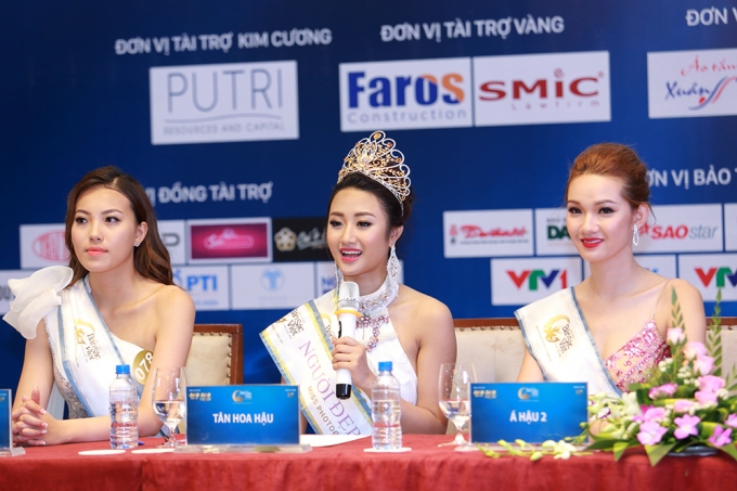 Hoa hậu v&agrave; &Aacute; hậu 1, &Aacute; hậu 2 tại cuộc gặp gỡ b&aacute;o ch&iacute; ngay sau đ&ecirc;m chung kết.