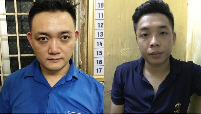 Đỗ Trọng Kh&ocirc;i (&aacute;o xanh) v&agrave; Ho&agrave;ng Trung Ph&uacute; (&aacute;o đen), tại cơ quan C&ocirc;ng an.