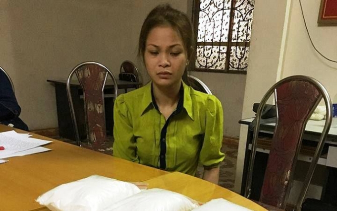 Nguyễn Thị Dung c&ugrave;ng tang vật tại cơ quan C&ocirc;ng an.