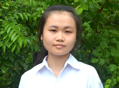 Em Lương Ho&agrave;ng T&uacute; Anh, d&acirc;n tộc N&ugrave;ng, lớp 12 chuy&ecirc;n Anh, Trường THPT Chuy&ecirc;n Tuy&ecirc;n Quang. Ảnh: B&aacute;o Tuy&ecirc;n Quang