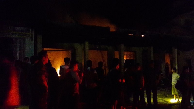 Do kiot c&oacute; những vật dụng dễ ch&aacute;y n&ecirc;n ngọn lửa b&ugrave;ng ph&aacute;t rất nhanh.